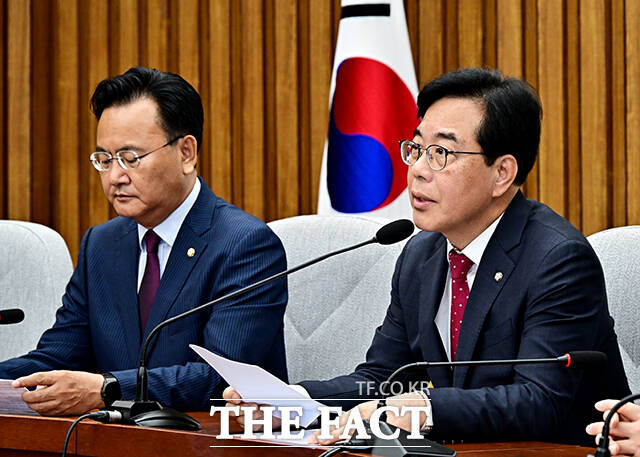 송언석 국민의힘 신임 원내대표(오른쪽)가 17일 오전 서울 여의도 국회에서 열린 원내대책회의에 참석해 모두발언을 하고 있다. /국회=배정한 기자