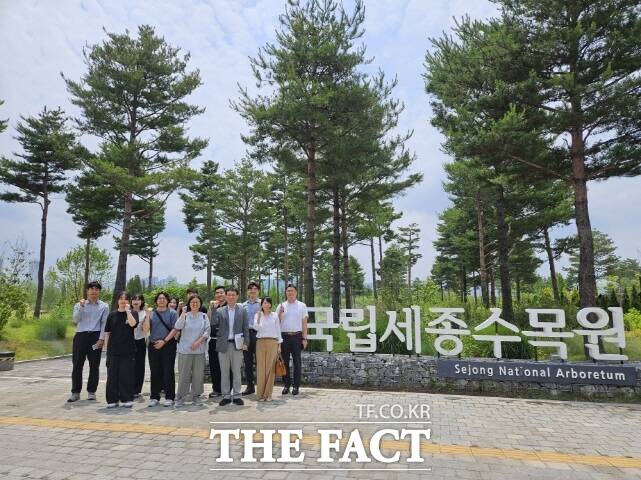 세종 지역 공공기관 홍보협의회가 17일 국립세종수목원에서 2025년 2분기 회의를 갖고 참석자들이 기념 촬영을 하고 있다. /세종시