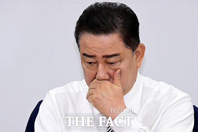 김병기 더불어민주당 원내대표는 비화폰으로 대통령실과 내통해 온 것으로 확인된 심우정 검찰총장에게 더 이상 내란수사를 맡겨둘 수 없다며 조은석 특별검사의 신속한 수사를 촉구했다. /남윤호 기자