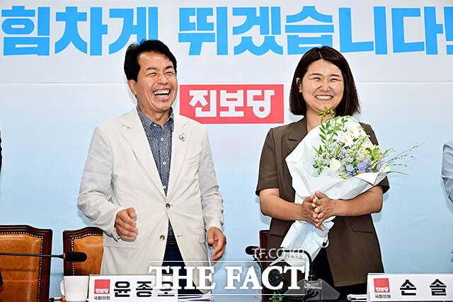 손솔 진보당 의원이 17일 오전 서울 여의도 국회에서 열린 의원총회에 참석해 윤종오 원내대표(왼쪽)에게 꽃다발을 선물 받은 뒤 인사말을 하고 있다. /국회=배정한 기자