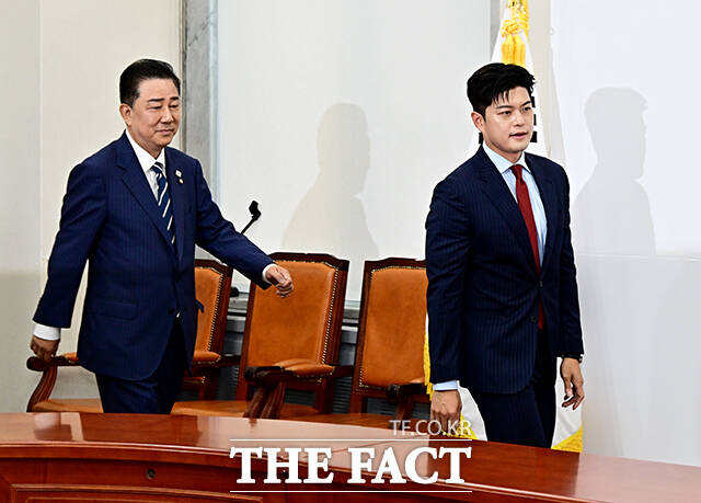 회의장 입장하는 김병기 더불어민주당 원내대표와 김용태 국민의힘 비상대책위원장.