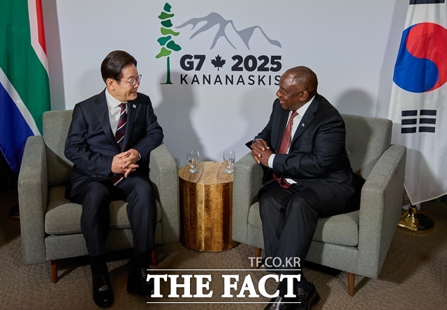 주요 7개국(G7) 정상회의 참석차 캐나다를 방문한 이재명 대통령이 16일(현지 시간) 캘거리 한 호텔에서 시릴 라마포사 남아공 대통령과 한-남아공 정상회담을 하고 있다. /캘거리=뉴시스