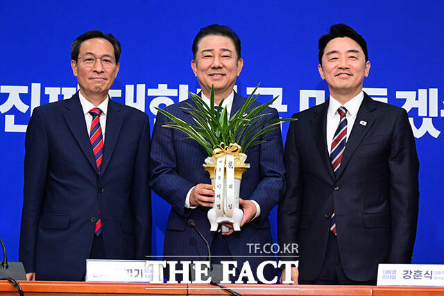 김병기 더불어민주당 대표 직무대행 겸 원내대표(가운데)가 17일 오후 서울 여의도 국회에서 강훈식 대통령 비서실장(오른쪽), 우상호 대통령실 정무수석을 접견하며 기념촬영을 하고 있다. /국회=남윤호 기자