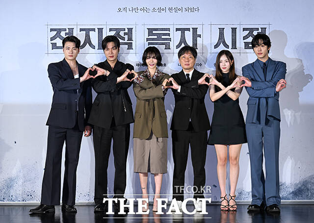 배우 신승호 이민호, 그룹 애프터스쿨 출신 배우 나나, 김병우 감독, 배우 채수빈 안효섭(왼쪽부터)이 17일 오전 11시 서울 광진구 롯데시네마 건대입구에서 열린 영화 전지적 독자 시점 제작보고회에 참석했다. /장윤석 기자