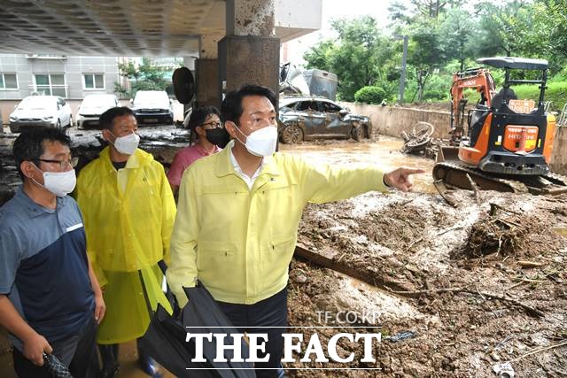 오세훈 서울시장이 2022년 8월 13일오후 폭우로 산사태가 발생한 개봉동 개웅산 현장을 살피고 있다. /서울시 제공