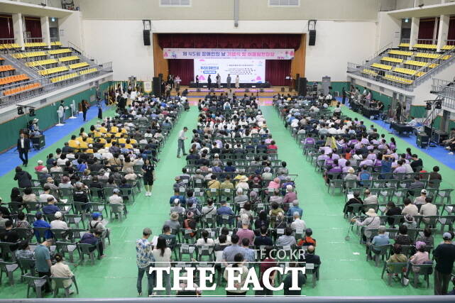세종시가 17일 세종시민체육관에서 세종시장애인단체연합회와 제45회 장애인의 날 기념행사를 열고 있다. /세종시