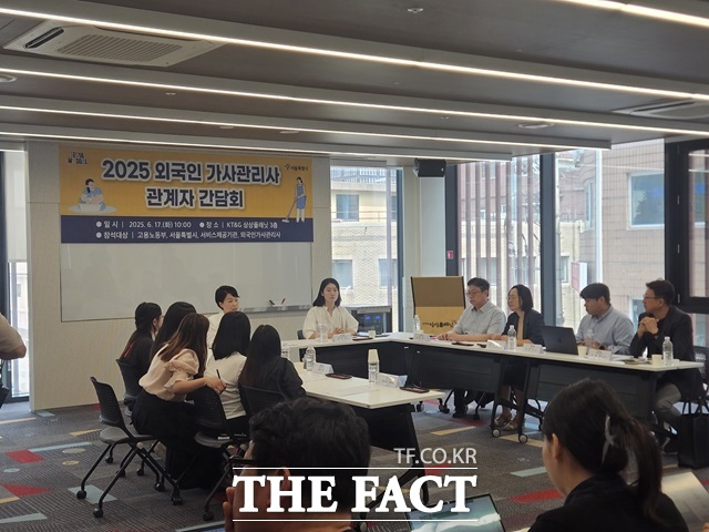 성동구 KT&G 상상플래닛에서 외국인 가사관리사 관계자 간담회가 17일 개최됐다. 김선순 서울시 여성가족실장과 한은숙 고용노동부 외국인력담당관./설상미 기자
