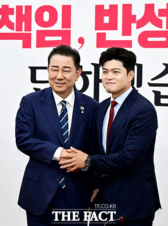 손 맞잡고 기념사진 촬영하는 김병기 더불어민주당 원내대표와 김용태 국민의힘 비상대책위원장.