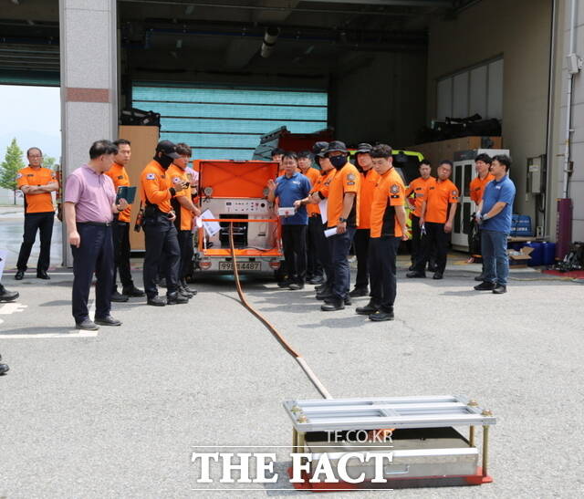 아산소방서는 전기차 화재에 특화된 ‘하부 관통형 소화약제 방사기’를 활용한 화재 대응 실습 교육을 실시했다./아산소방서