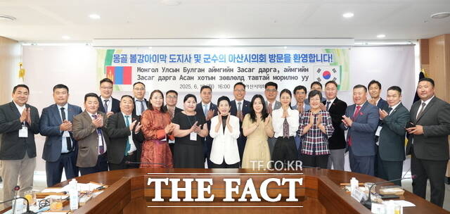 아산시의회 의원과 몽골 볼강아이막 대표단이 기념사진을 촬영하고 있다./아산시의회