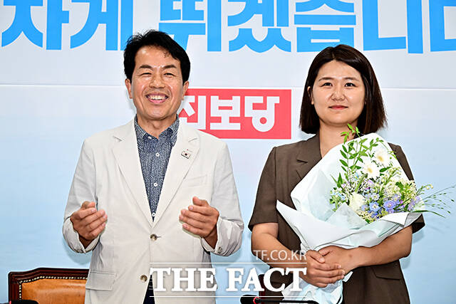 손솔 의원에게 환영인사 전하는 윤종오 원내대표.