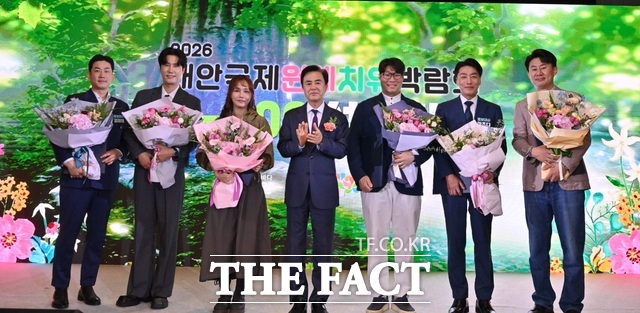 17일 태안 아일랜드 리솜에서 열린 2026 태안국제원예치유박람회 D-300 성공 기원 행사에서 김태흠 충남도지사를 비롯한 홍보대사들이 기념 촬영을 하고 있다. 왼쪽부터 임희원, 신성, 리랑, 김태흠 지사, 오세득, 마츠다, 남희석. /충남도