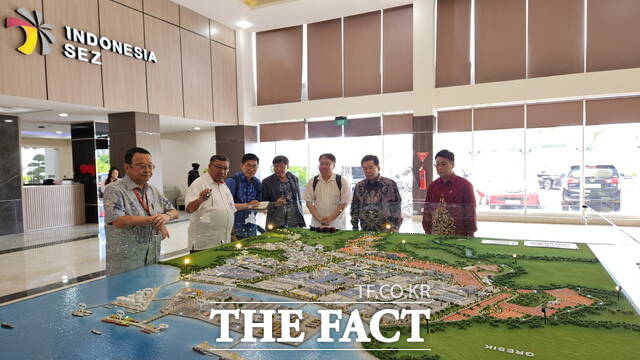 구충곤 광양경자청장(오른쪽 두번째)이 인도네시아 그레식(Gresik) 특별경제구역을 방문해 양 경제구역간 협력방안에 대해 논의하고 있다./광양경자청