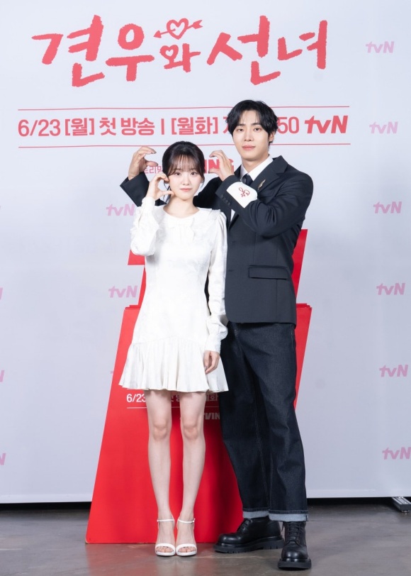 배우 조이현과 추영우가 KBS2 학교 2021 이후 3년 만에 견우와 선녀로 재회해 이번에는 로맨스 호흡을 맞춘다. /tvN
