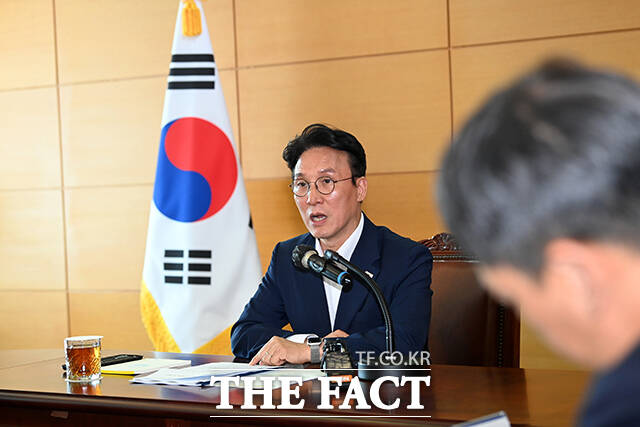 김민석 국무총리 후보자가 17일 오전 서울 종로구 통의동 금융감독연수원에 마련된 청문회 준비단 사무실에서 열린 사회분야 부처 업무보고에서 모두발언을 하고 있다. /임영무 기자