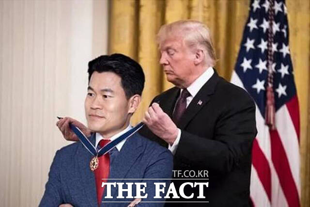 내 뒤에 미국이 있다고 나를 건드리면 트럼프가 움직인다며 윤석열 전 대통령 탄핵 반대 입장을 고수하고 있는 전한길 전 한국사 강사가 도널드 트럼프 미국 대통령에게 자유훈장을 받는 사진이 SNS에서 퍼지고 있다. 하지만, 해당 사진은 합성으로 확인됐다. /페이스북