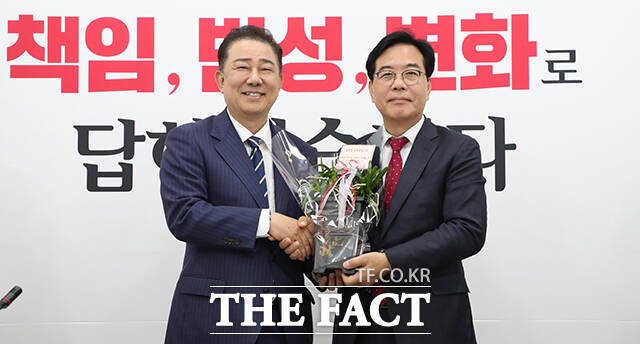 송언석 원내대표(오른쪽)에게 당선 축하 화환 선물한 김병기 원내대표.