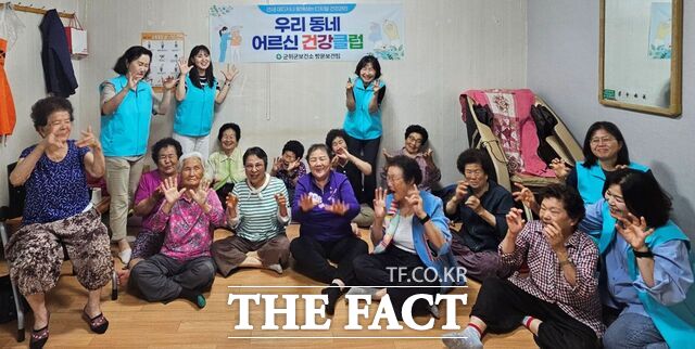 군위군 보건소는 AI(인공지능)·IoT(사물인터넷) 기반 어르신 건강 관리 사업의 효과를 높이기 위한 건강클럽 운영에 나섰다. 건강클럽은 10명 내외로 구성해 근력 강화를 위한 노노필라 체조, 일상 속 걷기 습관 형성, 디지털 역량 강화를 위한 보이스피싱 예방 교육 등 실생활 중심 프로그램으로 운영한다. /군위군