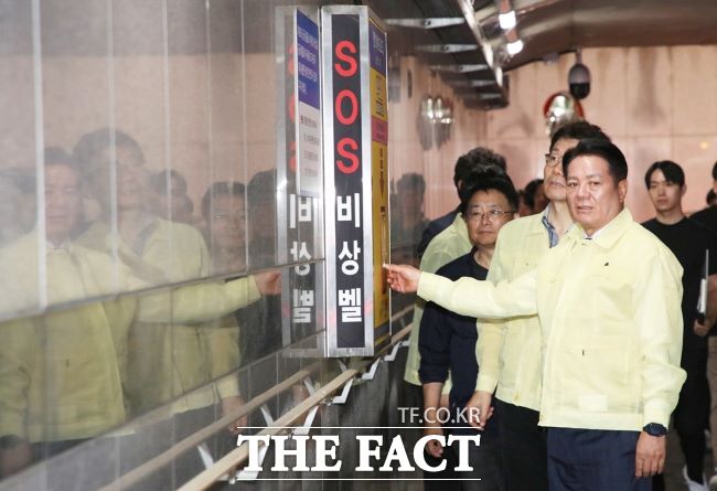 최대호 안양시장이 17일 침수 대비 시설을 점검하고 있다./안양시