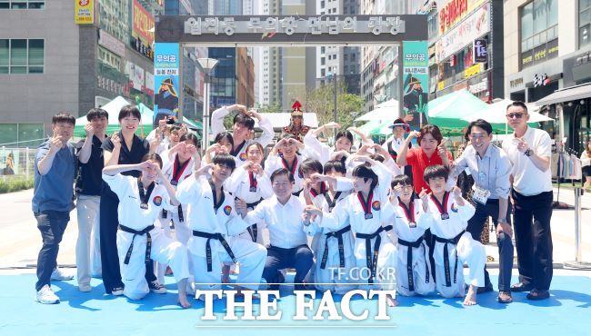 박승원 광명시장(앞줄 가운데)이 일직동 무의공 음식문화거리 늘봄축제 참여자들과 함께하고 있다./광명시