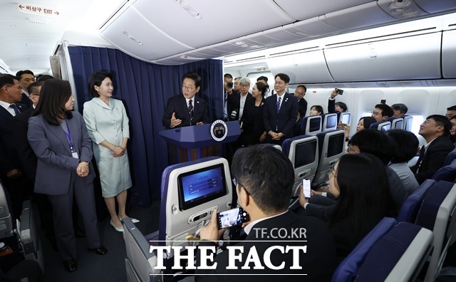 이재명 대통령이 16일(현지 시간) 주요 7개국(G7) 정상회의 참석을 위해 캐나다 앨버타주 캘거리로 향하는 공군 1호기에서 기자간담회를 하고 있다./캘거리=뉴시스