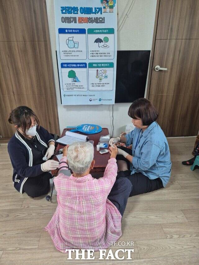 곡성군보건의료원 방문보건팀 전문 인력이 온열질환 예방 교육과 더불어 어르신들의 건강을 체크하고 있다./곡성군