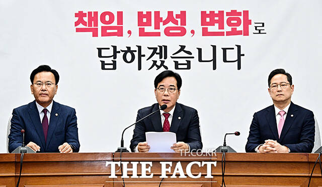송언석 국민의힘 신임 원내대표(가운데)가 17일 오전 서울 여의도 국회에서 열린 원내대책회의에 참석해 모두발언을 하고 있다. /국회=배정한 기자