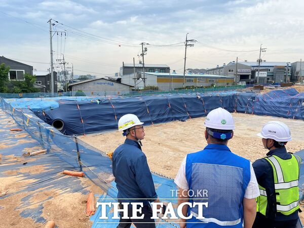 대전도시공사가 위촉한 제3기 ‘안전관리자문단’과 함께 본격적인 우기철을 앞두고 지난 10일부터 13일까지 관할 건설현장 전반에 걸쳐 우기 대비 합동 안전점검을 실시했다./대전도시공사