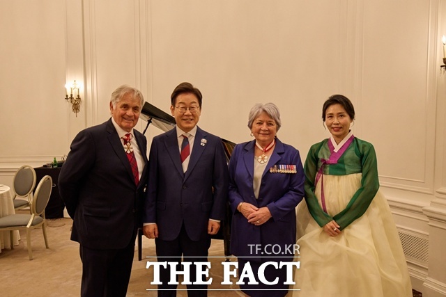 이재명 대통령과 부인 김혜경 여사가 16일(현지 시간) 캘거리 한 호텔에서 열린 다니엘 스미스 앨버타주 수상 주재 G7 초청국 리셉션에서 메리 사이먼 캐나다 총독 부부와 기념촬영하고 있다. /캘거리=뉴시스