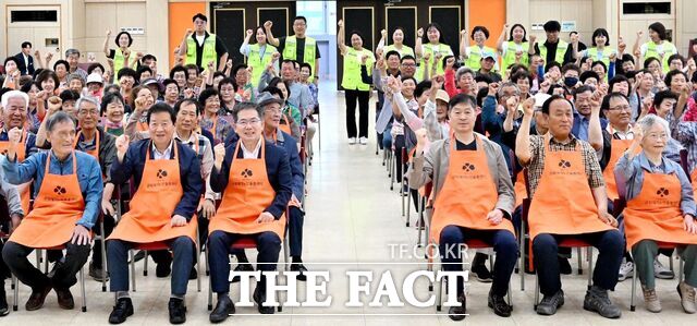 대구시 군위군은 17일 김진열 군수와 군 관계자, 경로당 노인회장, 이장, 노인 일자리 수행기관, 식사 도우미 등 150여 명이 참석한 가운데 ‘군위형 경로당 중식 5일제 시범사업 발대식을 열고 본격적인 사업 운영에 들어갔다. /군위군