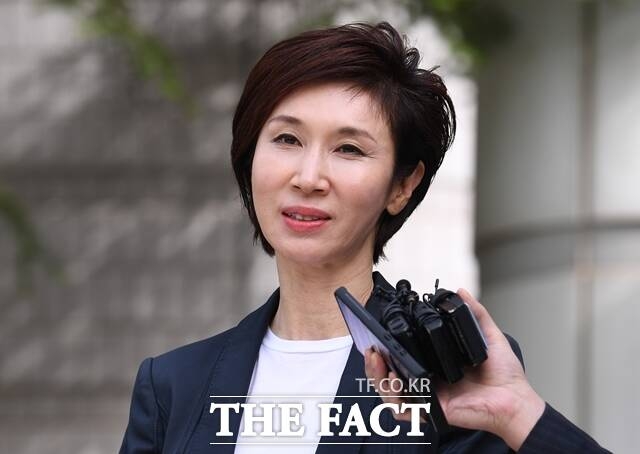 노소영 관장이 지난해 4월 이혼 소송 항소심 2차 변론기일에 출석해 취재진 질의에 답하고 있다. /더팩트 DB