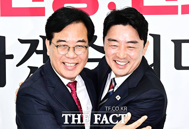 밝은 표정으로 강훈식 대통령비서실장 접견하는 송언석 국민의힘 원내대표.