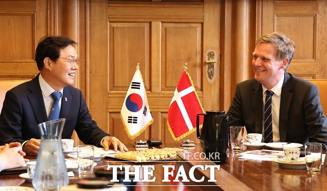 박완수 경남도지사가 덴마크 코펜하겐시를 공식 방문해 옌스 크리스챤 뤼킨 고용통합부 시장을 접견하고 있다./경남도