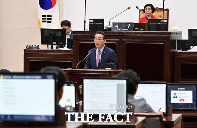 유정복 인천시장이 17일 시의회 본회의장에서 열린 제302회 제1차 정례회 제3차 본회의에서 의원들의 시정질문에 답변하고 있다./인천시