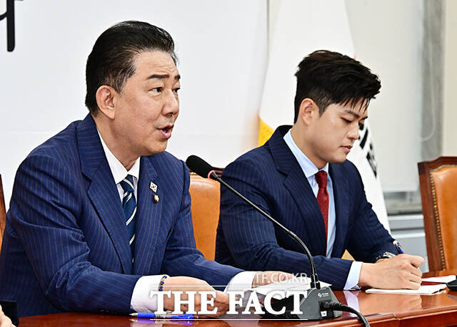 인사말 하는 김병기 더불어민주당 원내대표(왼쪽).