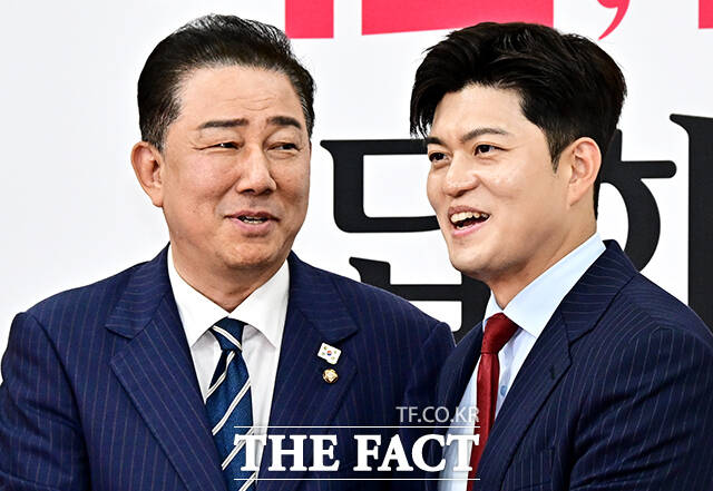 잘 해봅시다!이재명 정부 출범 직후 더불어민주당의 지지율이 고공행진을 이어가고 있다. 과반에 가까운 지지율을 기록하며 국민의힘과의 격차를 크게 벌리는 모습이다. 김병기 더불어민주당 원내대표가 17일 오후 서울 여의도 국회에서 김용태 국민의힘 비상대책위원장을 예방하고 있다. /배정한 기자