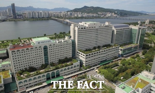 17일 서울시 송파구에 위치한 서울아산병원에서 더팩트가 진행한 유튜브 라이브에서 상반된 댓글들이 채팅창에 달렸다. 윤석열 전 대통령의 배우자인 김건희 여사가 지난 16일 서울아산병원에 입원했다는 소식에 더팩트는 현장 취재를 진행했다. /서울아산병원