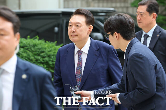 경찰청 국가수사본부 비상계엄 특별수사단(특수단)은 17일 오후 윤 전 대통령의 진술서와 변호인 측의 의견서를 접수했다고 밝혔다. /사진공동취재단