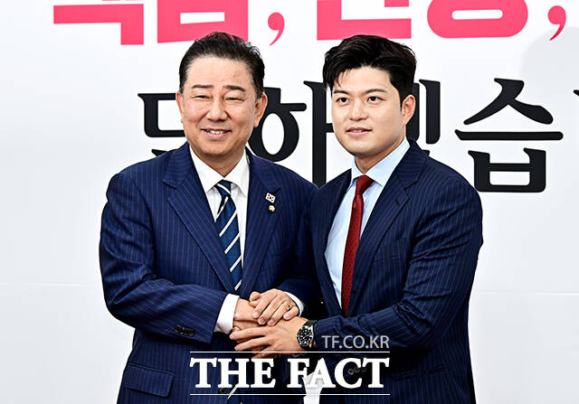 김병기 더불어민주당 원내대표(왼쪽)가 17일 오후 서울 여의도 국회에서 김용태 국민의힘 비상대책위원장을 예방해 기념사진 촬영을 하고 있다. /국회=배정한 기자