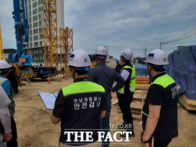 전남개발공사가 건설현장에서 특별 안전점검을 실시하고 있다./전남개발공사