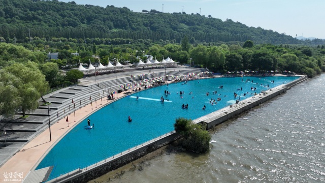 서울시가 뚝섬·여의도·잠원한강공원 수영장과 잠실·양화·난지한강공원 물놀이장을 운영한다. 사진은 난지 한강 물놀이장. /서울시