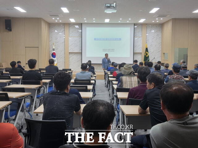 부여군이 16일 토마토뿔나방 방제 지원과 함께 맞춤형 교육을 갖고 있다. /부여군