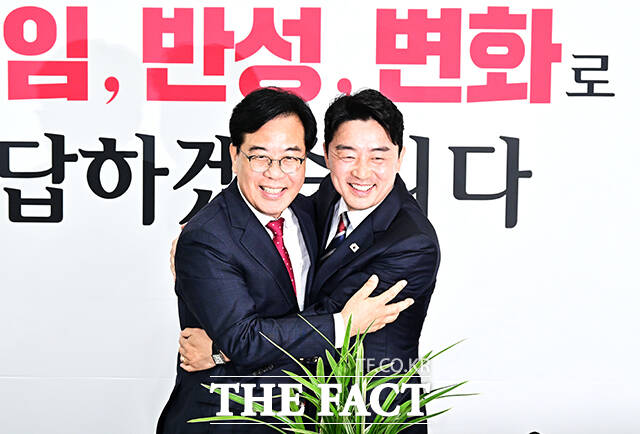 송언석 국민의힘 원내대표(왼쪽)와 포옹하는 강훈식 대통령비서실장.