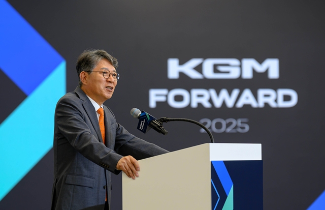 KG모빌리티(KGM)가 17일 미래 모빌리티 기업으로의 전환을 위한 중장기 로드맵을 발표하고 지속 가능한 성장을 위한 실행 전략을 공개했다. 곽재선 KGM 회장이 인사말을 하는 모습. /KGM