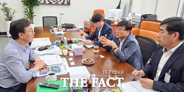 변광용(오른쪽 가운데) 거제시장이 시정 주요 추진사업의 국정과제 반영을 위해 국회를 방문해 지역 현안사업에 대해 설명하고 지원을 요청했다./거제시