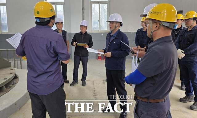 구미도시공사는 장마철을 앞두고 시민의 안전 확보를 위해 주요 시설 13곳에 대한 사전 안전점검을 완료했다고 17일 밝혔다. 이번 점검은 다중이용시설 3곳, 도심 침수 대응을 위한 배수펌프장 5곳, 초기 수질오염 방지를 위한 환경시설 5곳을 대상으로 진행됐다. /구미시