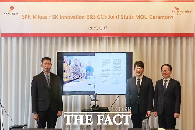 13일 서울 영등포구 페어몬트 앰배서더 호텔에서 열린 ‘한-인도네시아 국경통과 CCS 공동연구를 위한 업무협약(MOU)’ 기념식에서 참석자들이 기념촬영을 하고 있다. 왼쪽부터 드위 아디 누그로호 인도네시아 에너지광물자원부(MEMR) 비전통 석유∙가스 개발 부국장, 김일영 SK이노베이션 E&S 업스트림개발∙운영실장, 서성태 산업통상자원부 에너지기술과장. /SK이노베이션 E&S