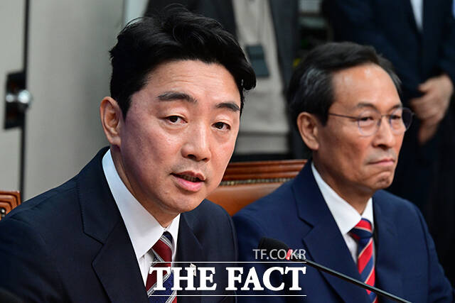 인사말하는 강훈식 대통령 비서실장과 우상호 정무수석.