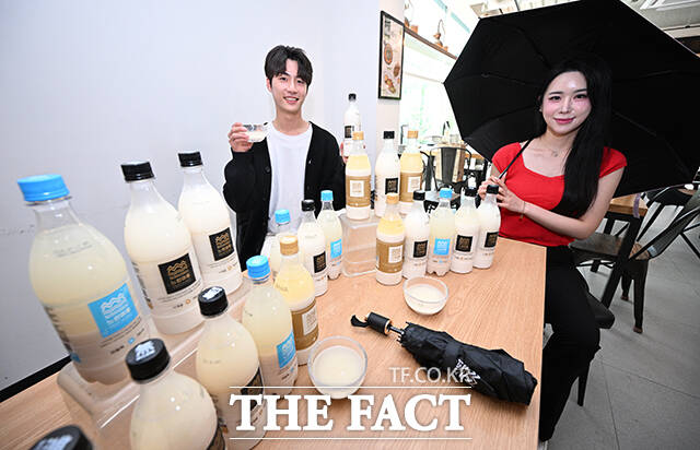 17일 오전 서울 서초구 느린마을양조장 양재본점에서 모델들이 홈술닷컴 장마에는 빗소리와 막걸리 프로모션 행사를 홍보하고 있다. /박헌우 기자