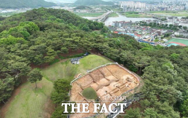 공주 무령왕릉과 왕릉원 1~4호분 조사 후 전경. /공주시